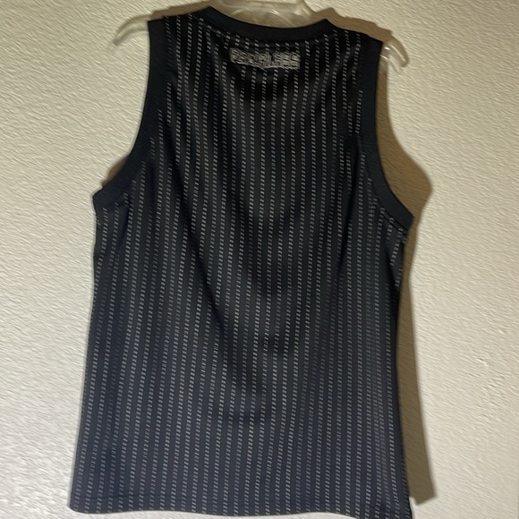 Fearless Men’s Medium No Sleeves Shirt. - Picture 2 of 4